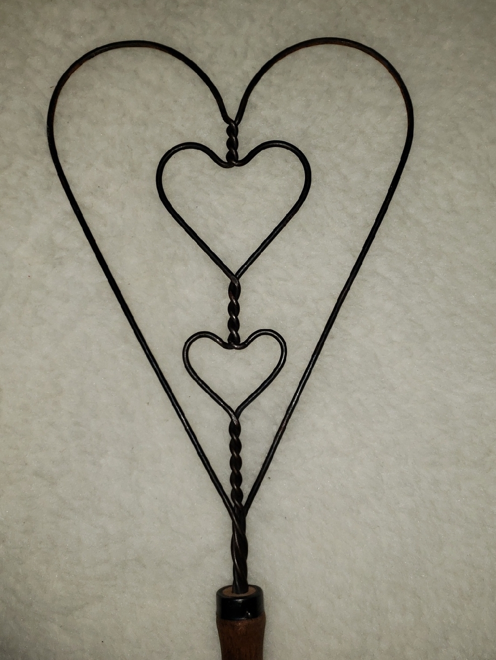 Vintage Triple Heart Wire Rug Beater with Wooden Handle - Picture 3 of 3